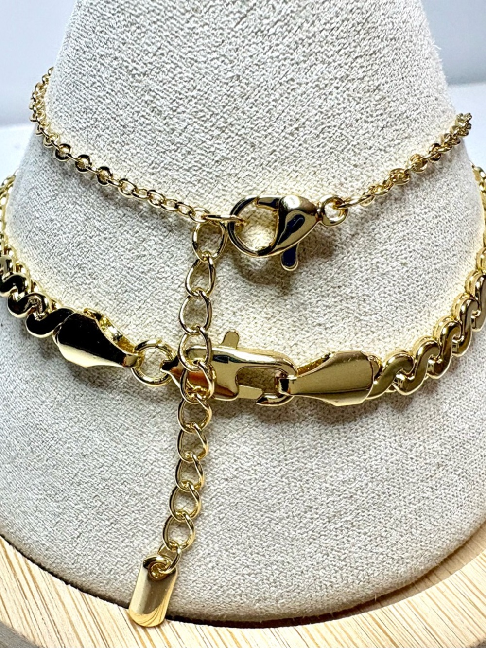 Two 18k gold filled bracelets with cuban style chains, and a clover pendant. - Picture 2 of 4